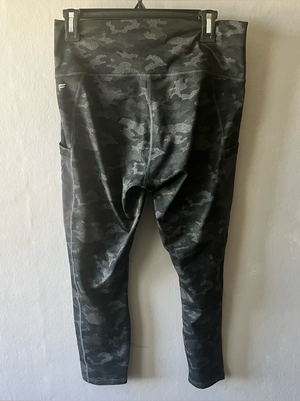 Fabletics Camo Power Hold Dark Green Grey Athletic Leggings Size Large - Picture 3 of 7